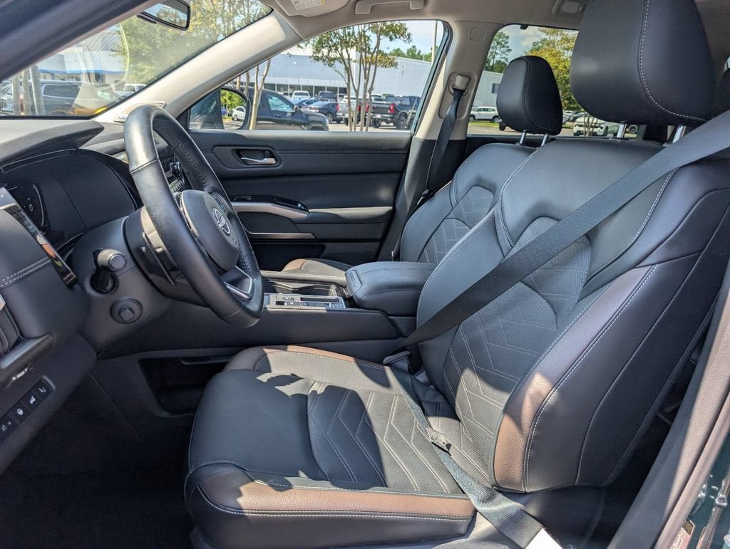 Used 2025 Nissan Pathfinder Platinum FWD image 14