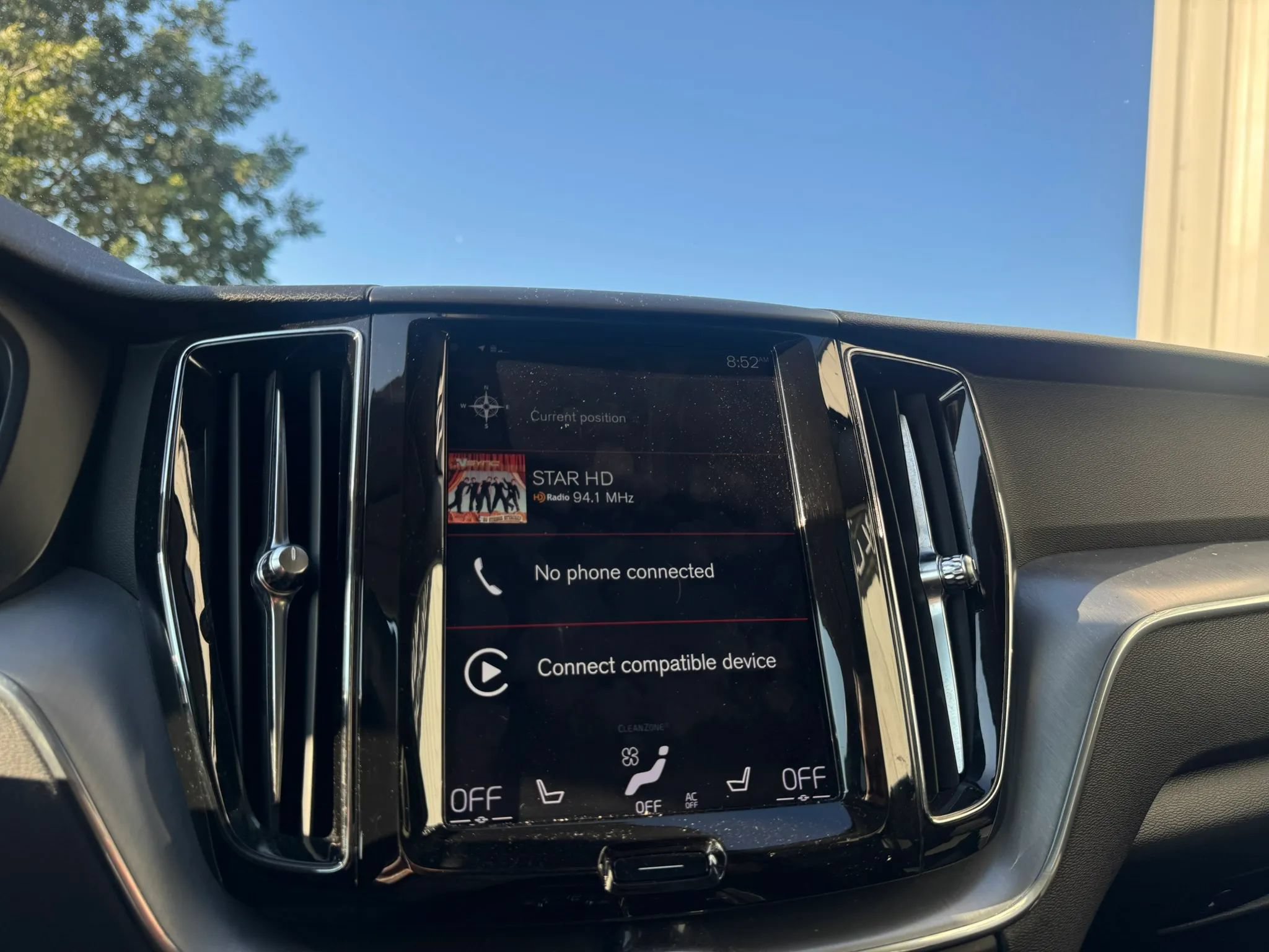 Used 2019 Volvo XC60 T5 Momentum w/ Multimedia Package AWD/4WD image 19