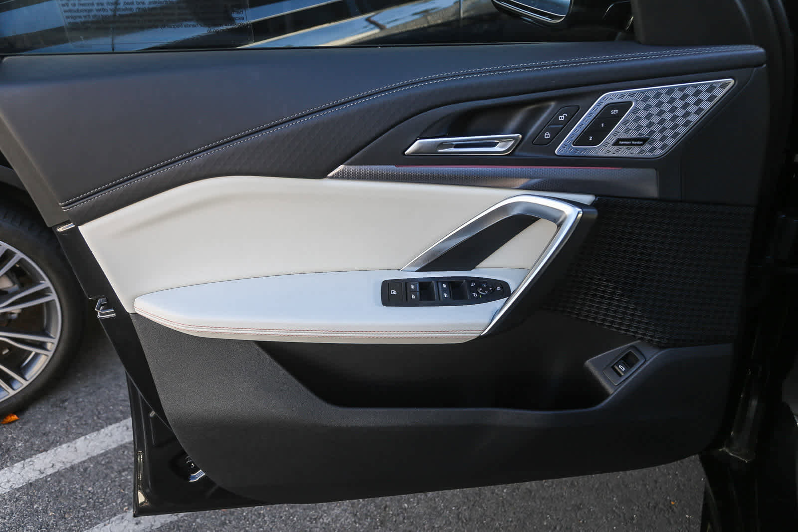 Used 2025 BMW X2 M35i w/ Premium Package image 16