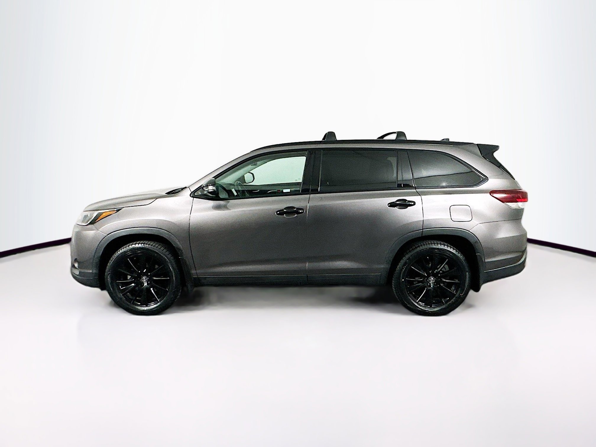 Used 2019 Toyota Highlander SE w/ Nightshade Edition AWD/4WD image 4