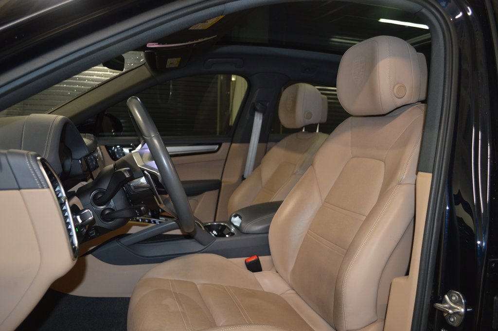 Certified 2023 Porsche Cayenne Platinum Edition image 5