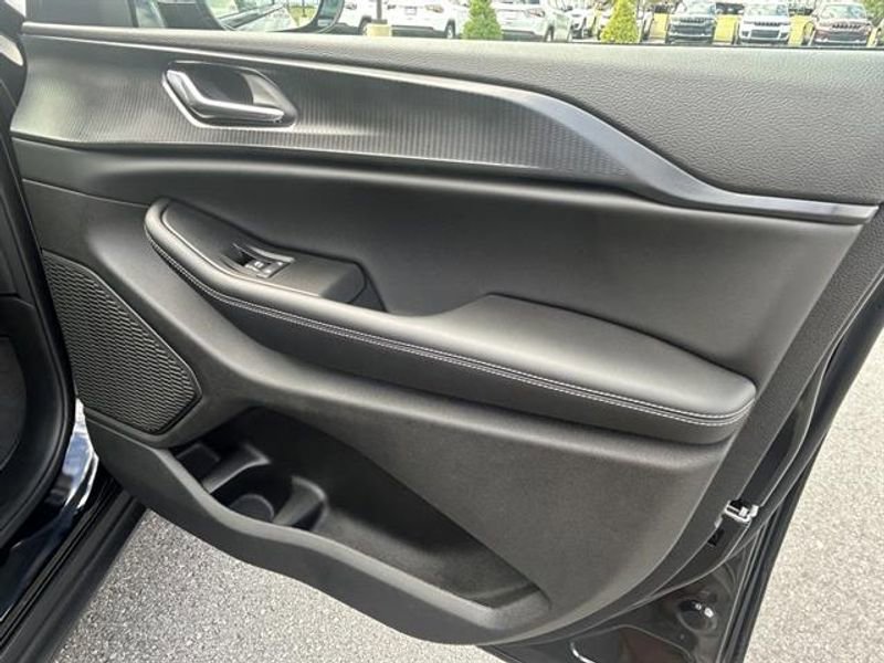 New 2025 Jeep Grand Cherokee Altitude image 16