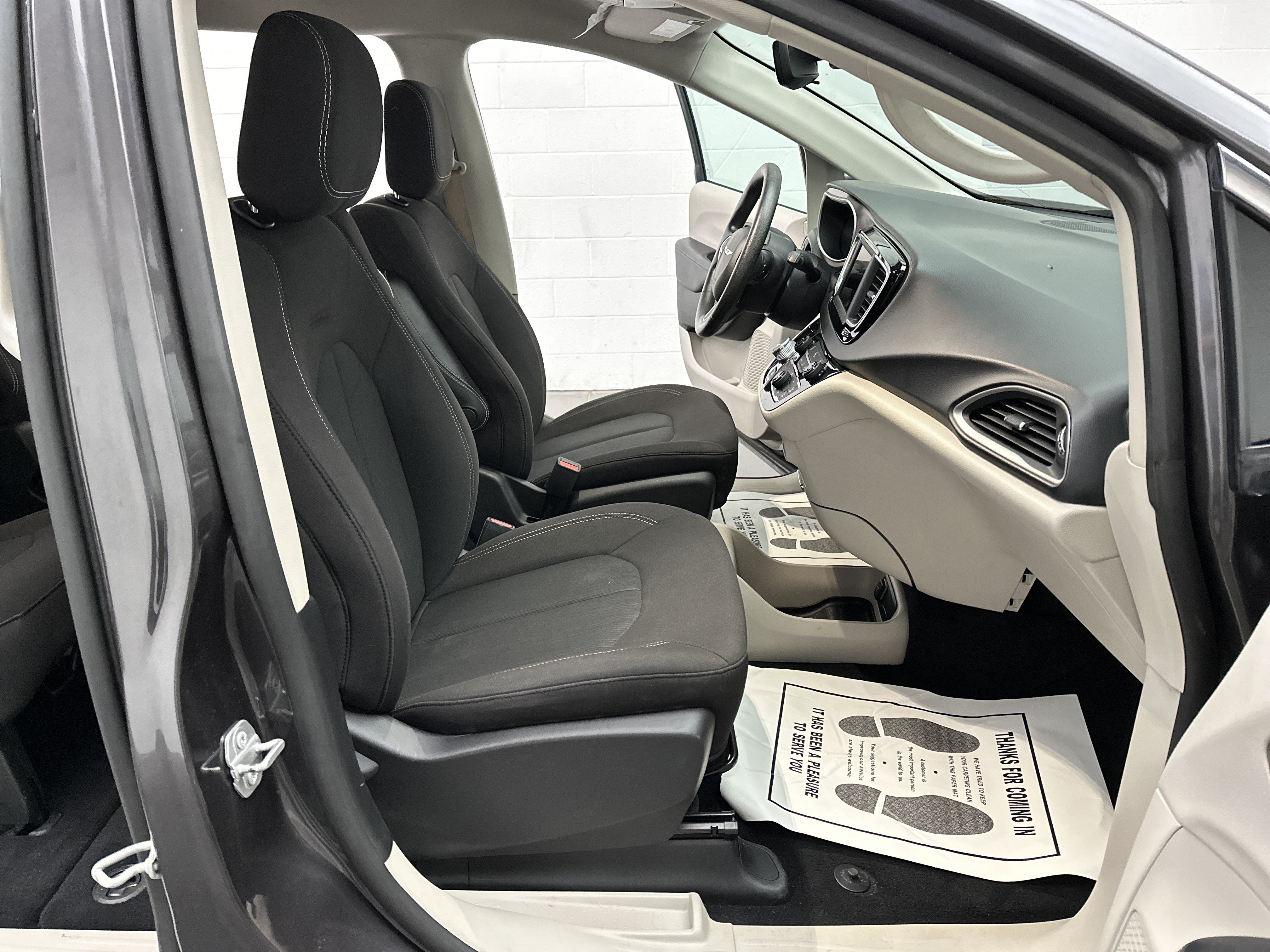 Used 2021 Chrysler Voyager LX FWD image 23