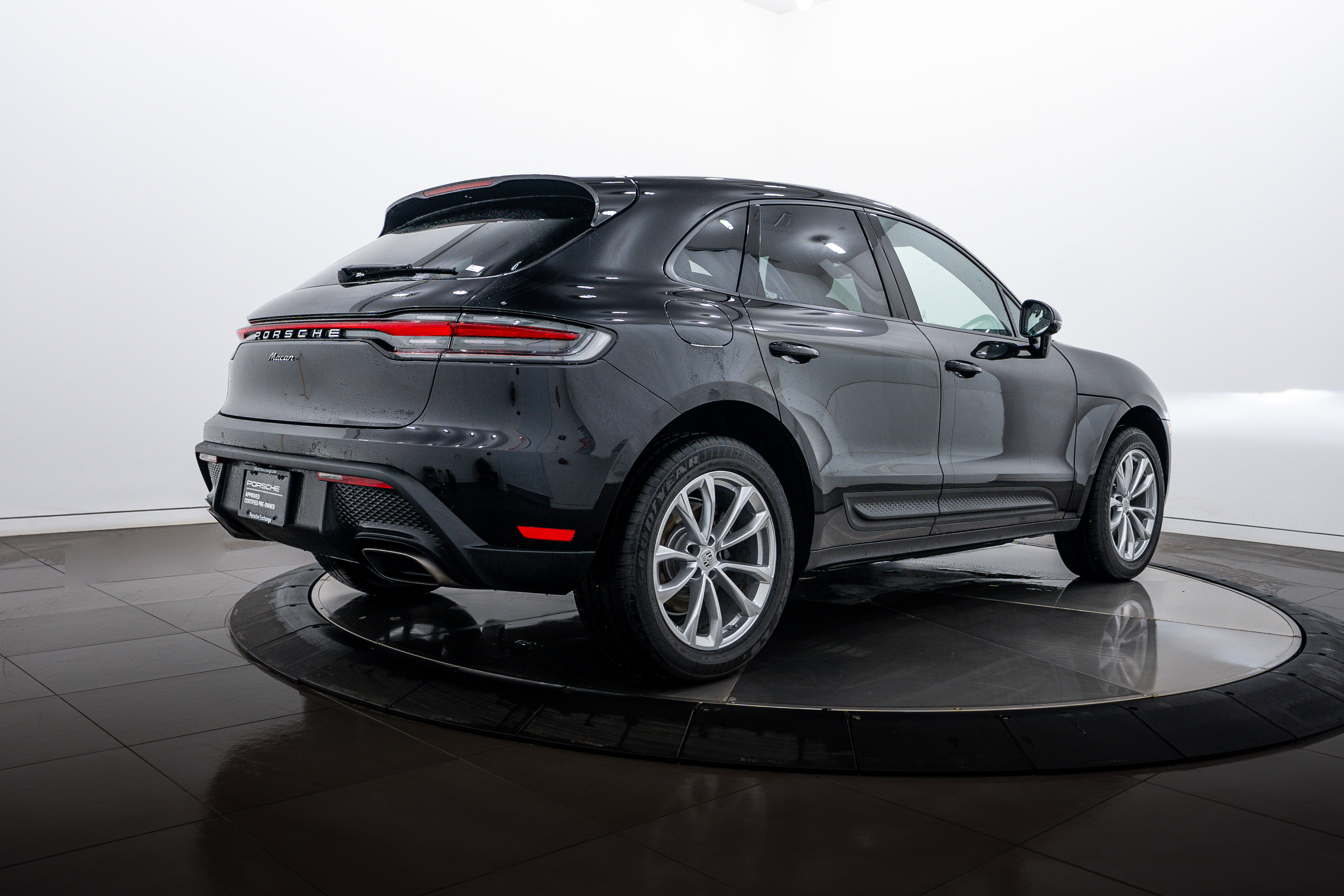 Certified 2026 Porsche Macan AWD/4WD image 7