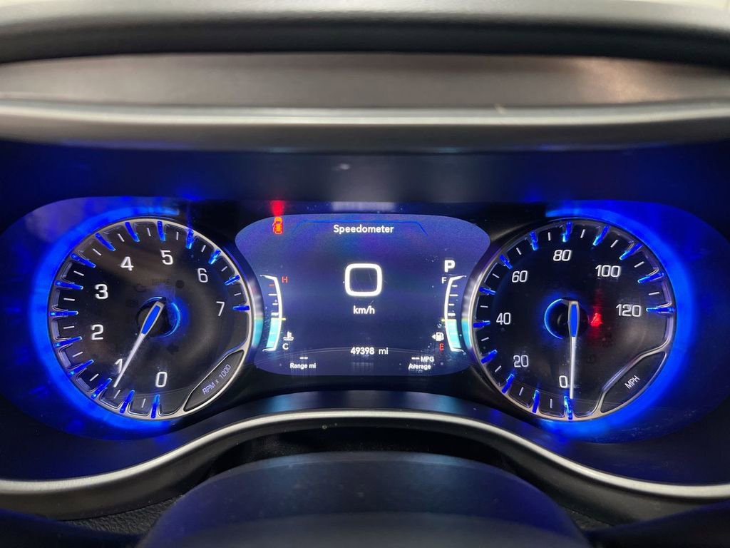 Used 2025 Chrysler Pacifica Select image 12