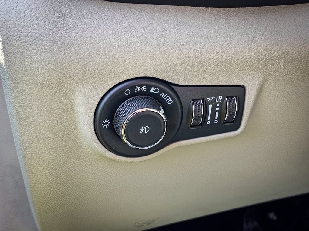 Certified 2022 Jeep Compass Limited AWD/4WD image 13