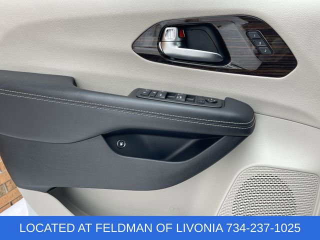 Used 2023 Chrysler Pacifica Limited image 23