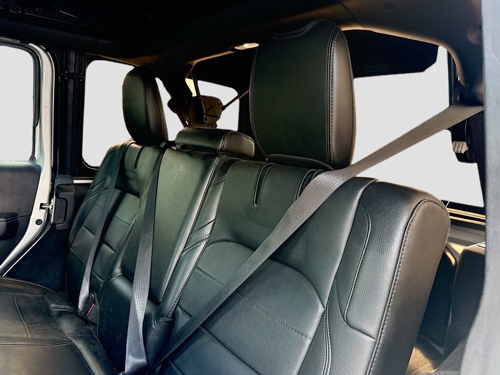 Used 2022 Jeep Wrangler Unlimited Sahara AWD/4WD image 22
