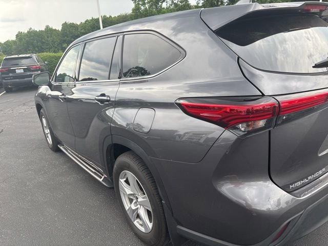 Used 2021 Toyota Highlander L AWD/4WD image 5
