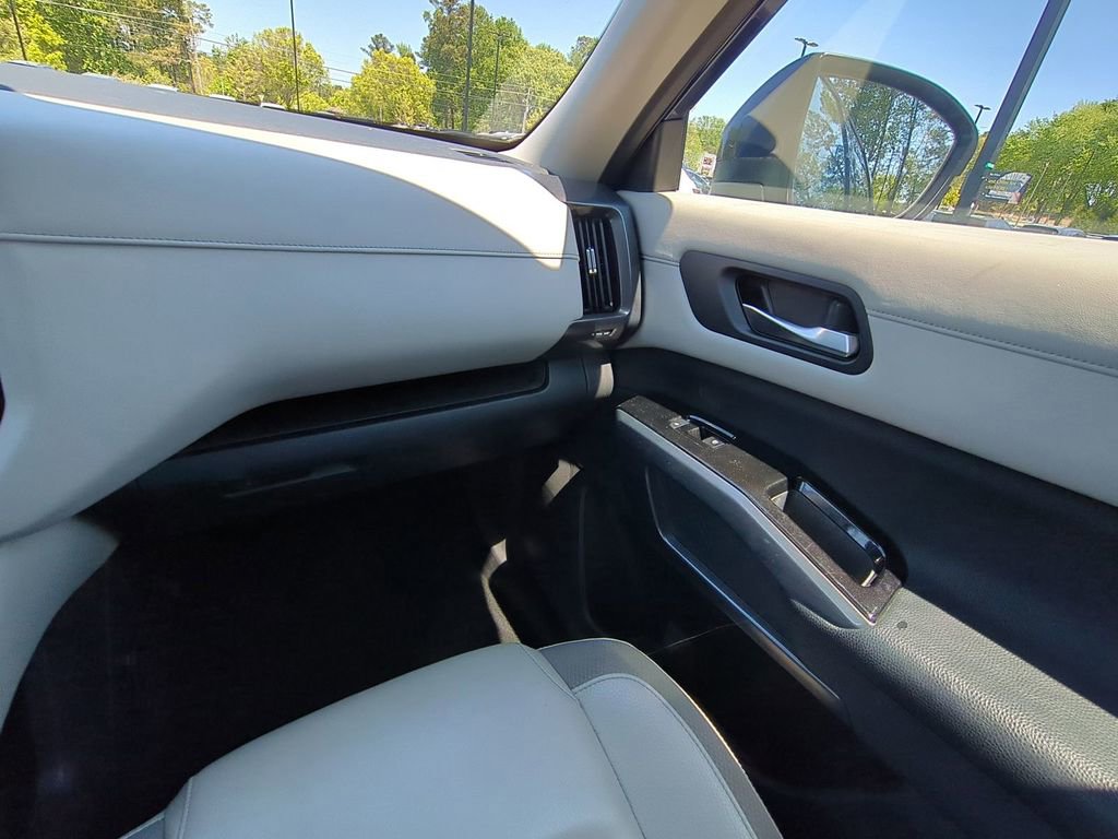 Used 2022 Nissan Pathfinder SL w/ Cargo Package image 17