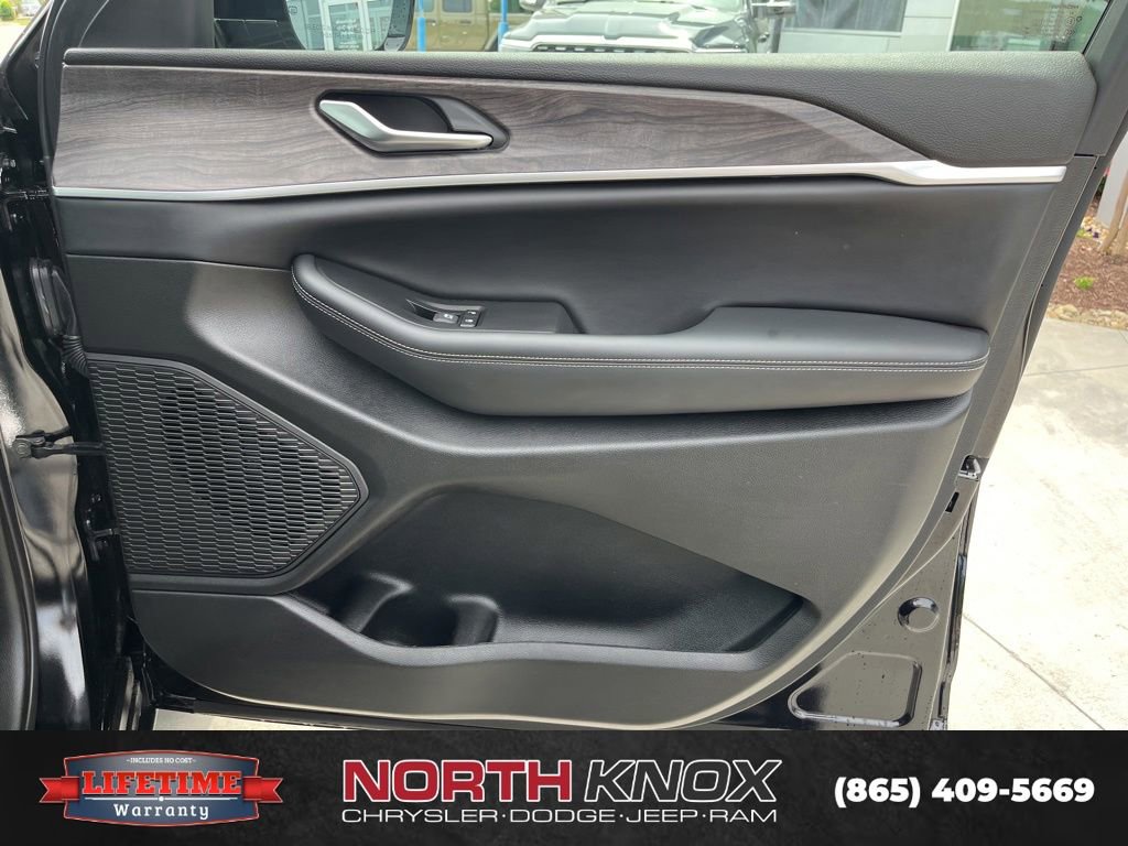 Used 2024 Jeep Grand Cherokee Limited w/ Luxury Tech Group II AWD/4WD image 28