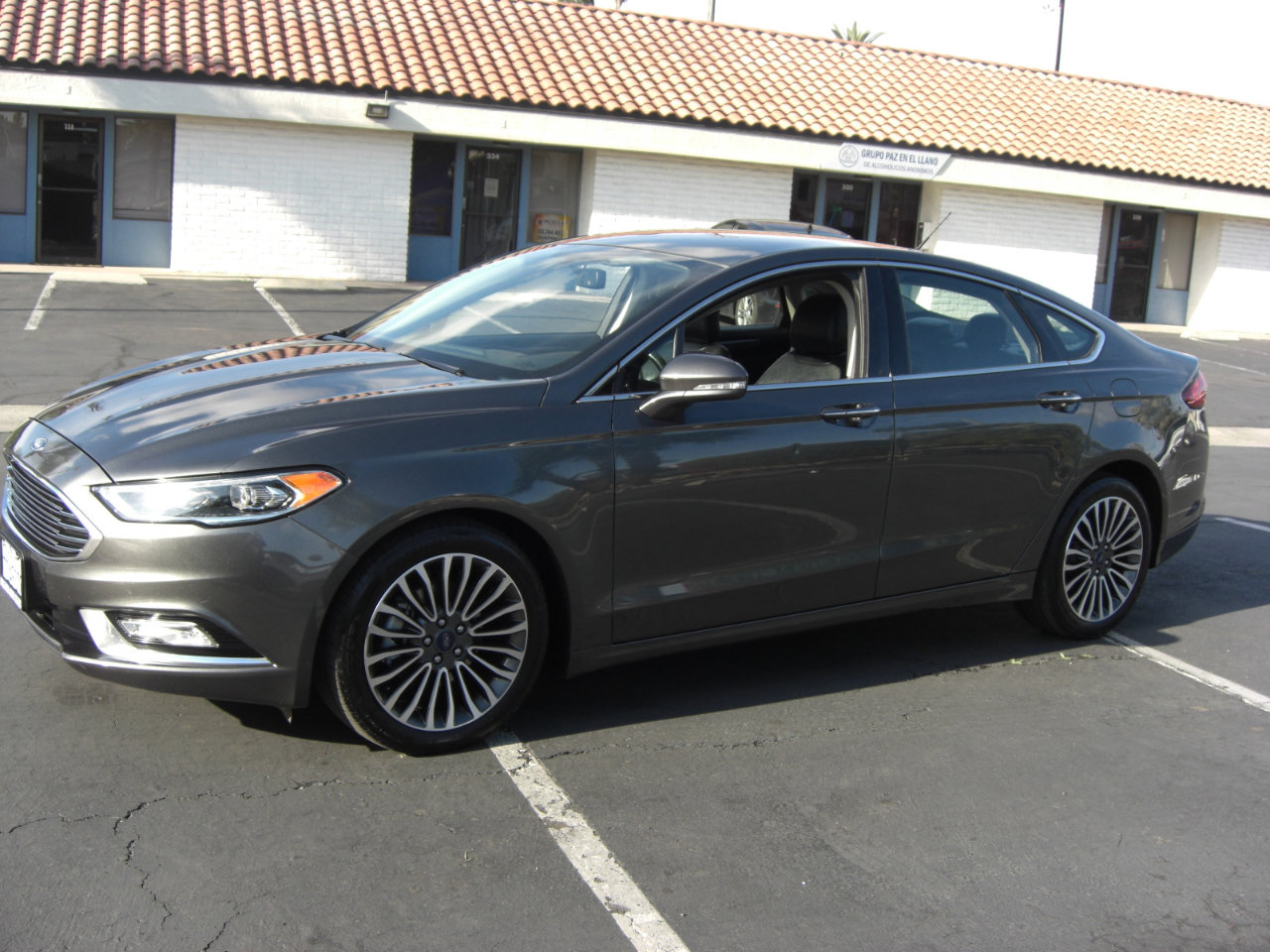 Used 2017 Ford Fusion SE w/ Fusion SE Technology Package image 3
