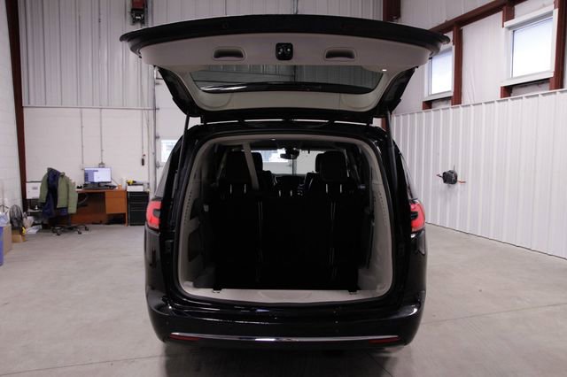 Used 2024 Chrysler Pacifica Touring-L image 21