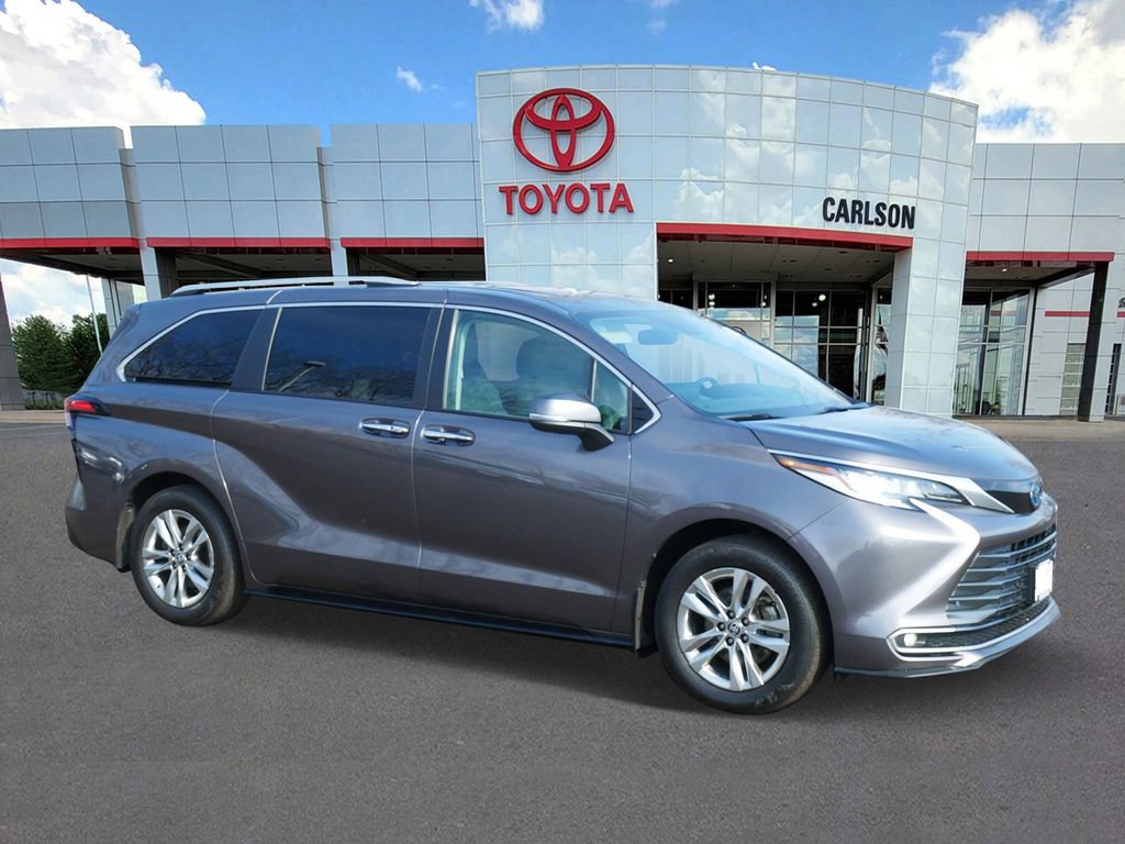 Used 2023 Toyota Sienna Limited image 2