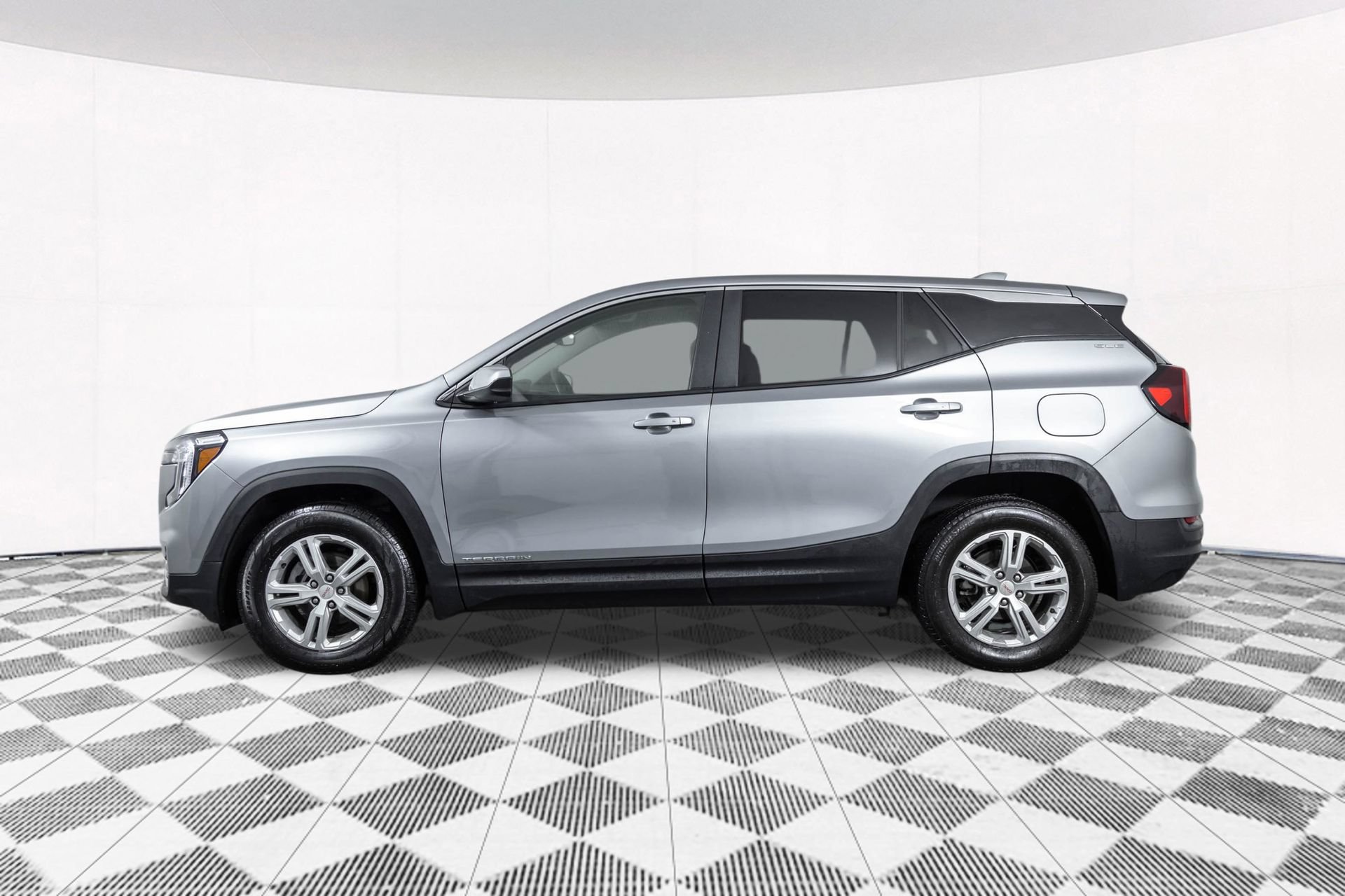 Used 2024 GMC Terrain SLE AWD/4WD image 13