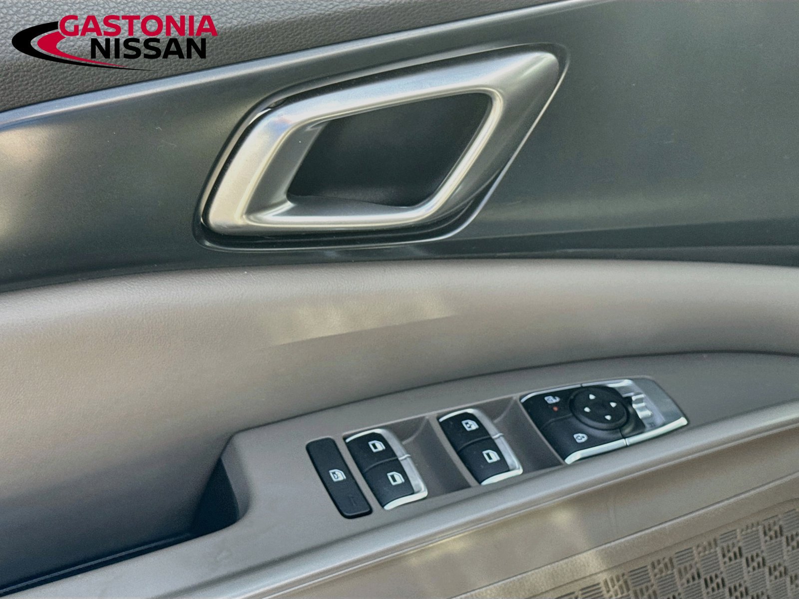 Used 2025 Kia Carnival FWD image 23