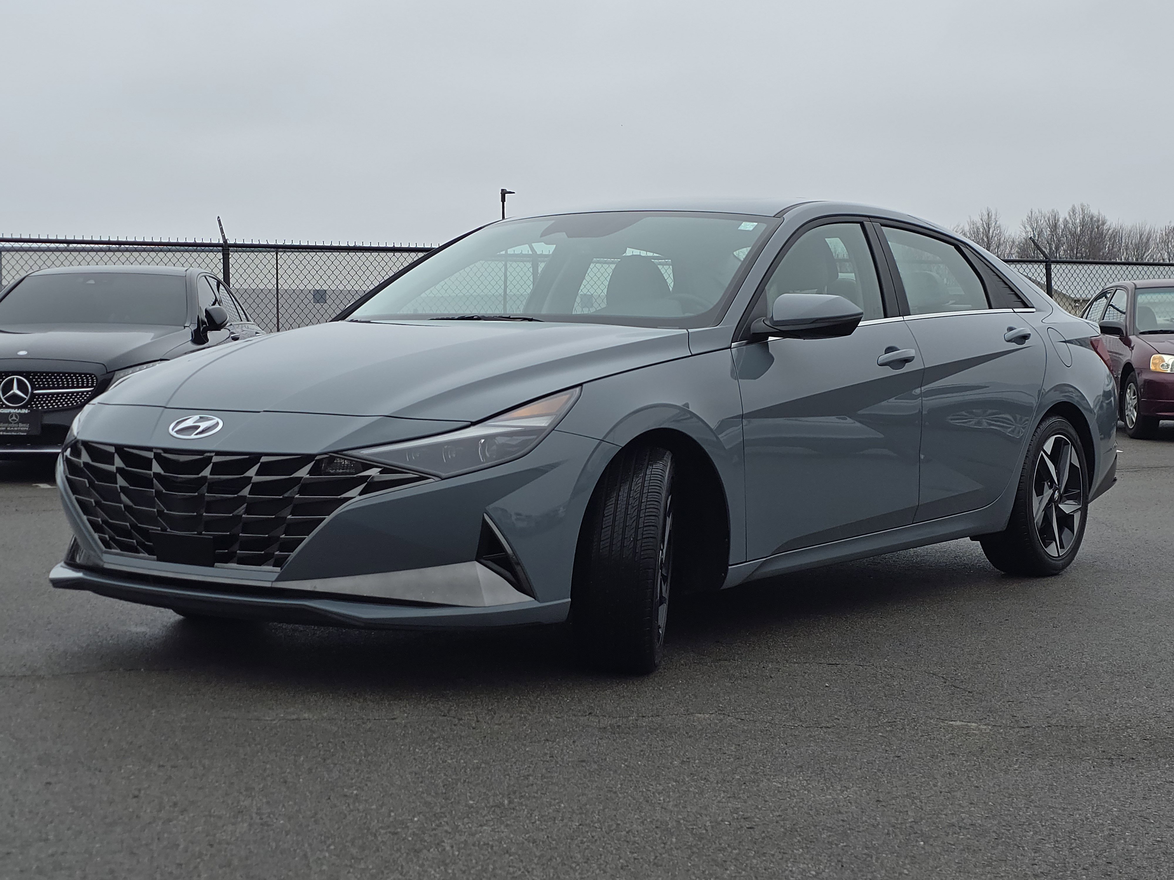 Used 2022 Hyundai Elantra Limited w/ Cargo Package image 3