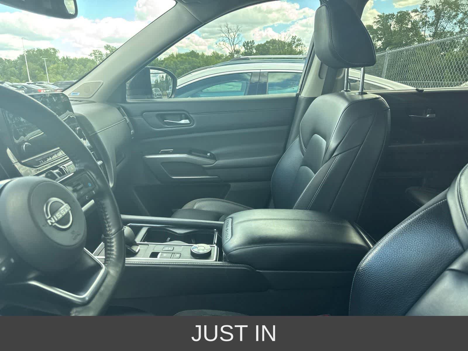 Used 2022 Nissan Pathfinder SL AWD/4WD image 33