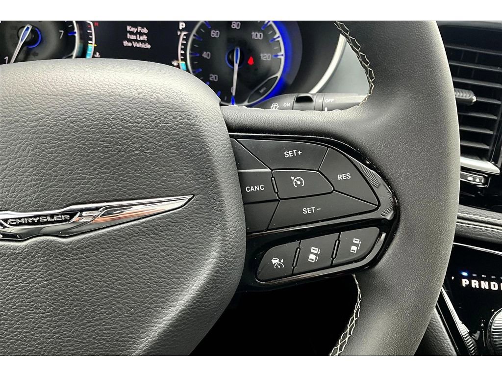 Used 2025 Chrysler Pacifica Limited image 26
