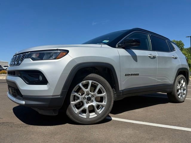 Used 2025 Jeep Compass Limited AWD/4WD image 4