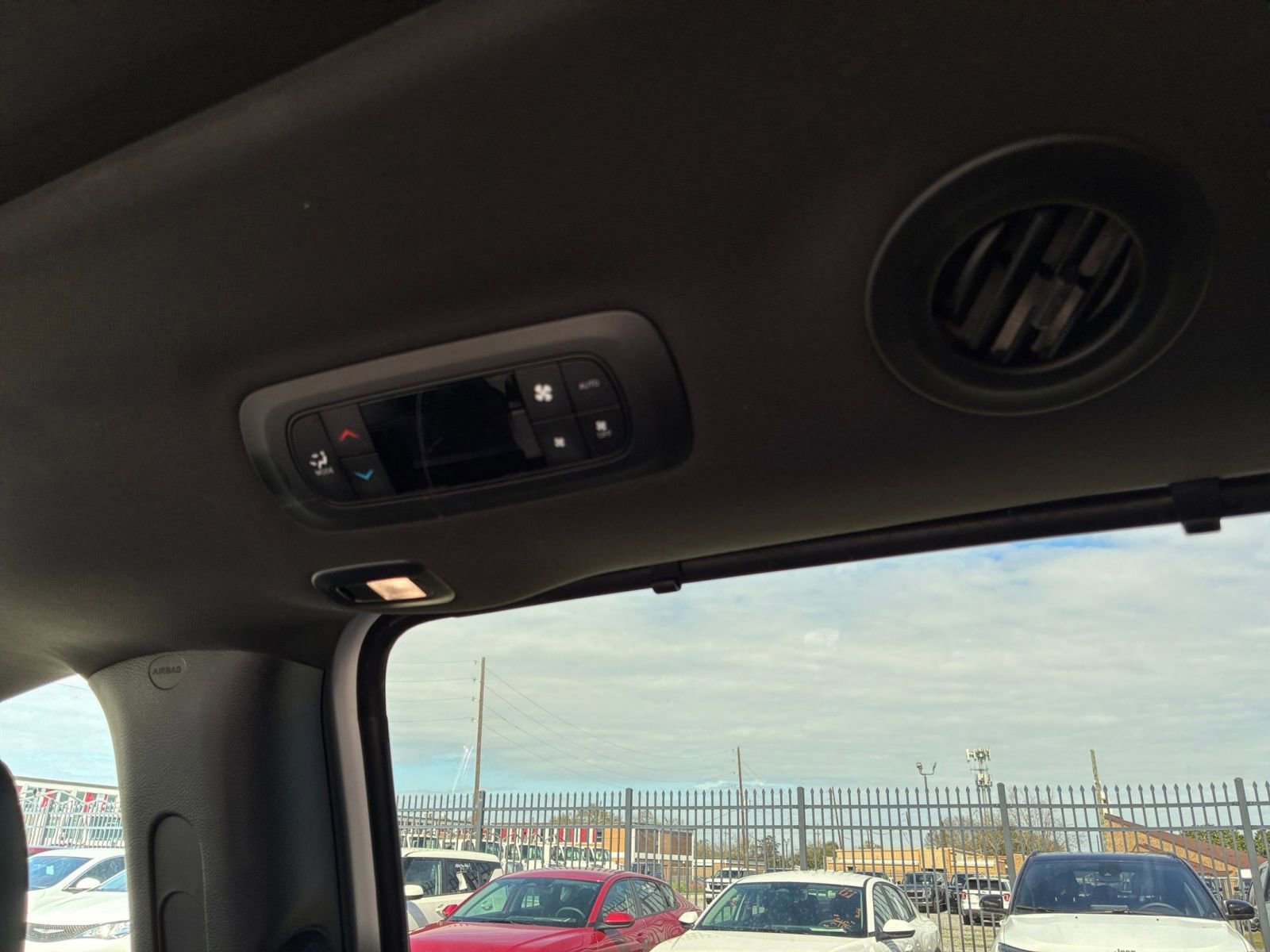 Used 2025 Chrysler Pacifica Limited image 21