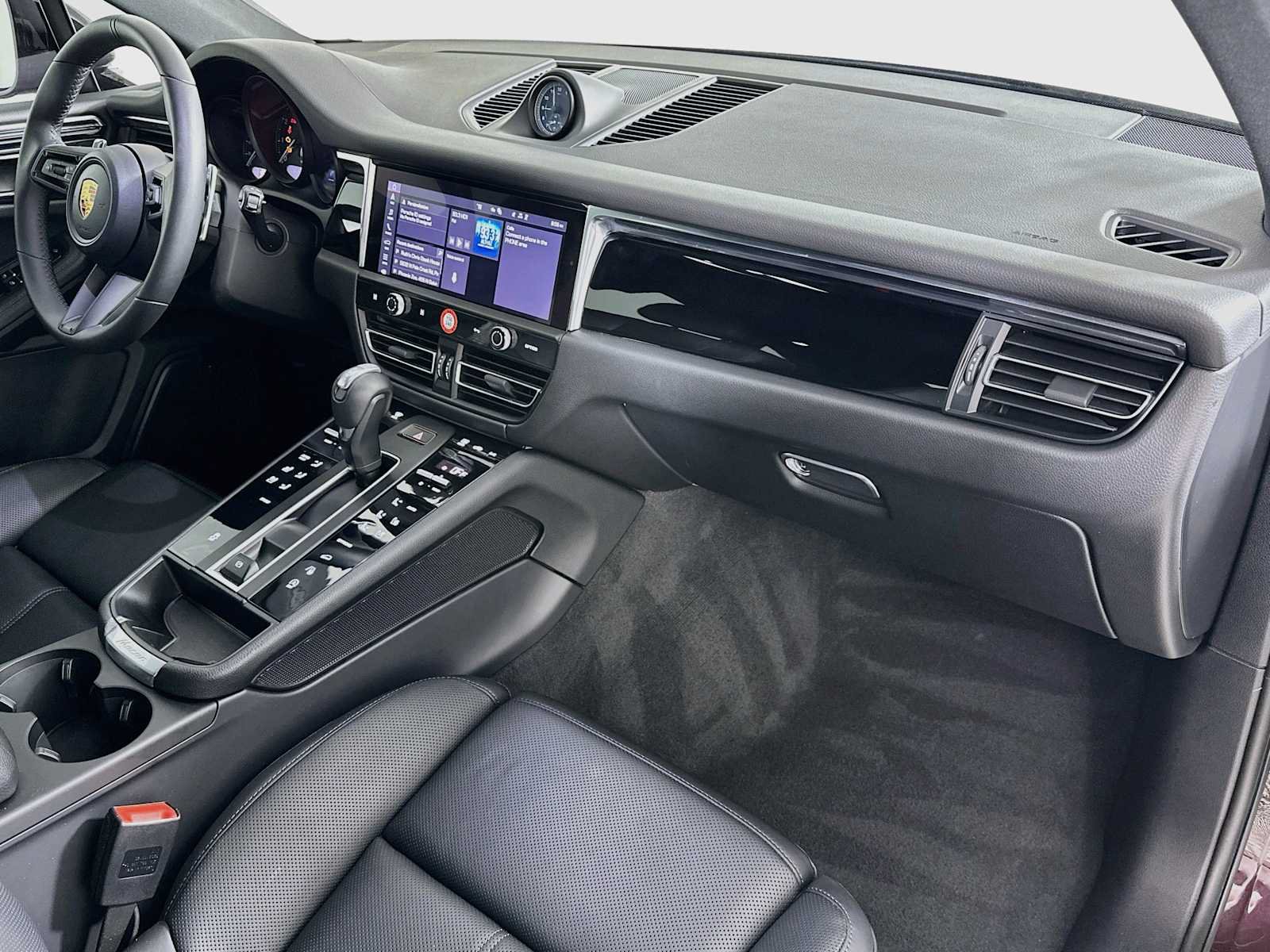 Certified 2026 Porsche Macan AWD/4WD image 30