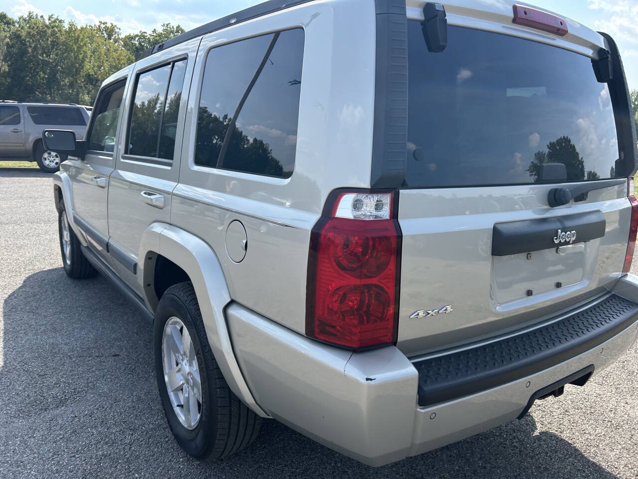 Used 2008 Jeep Commander Sport AWD/4WD image 19