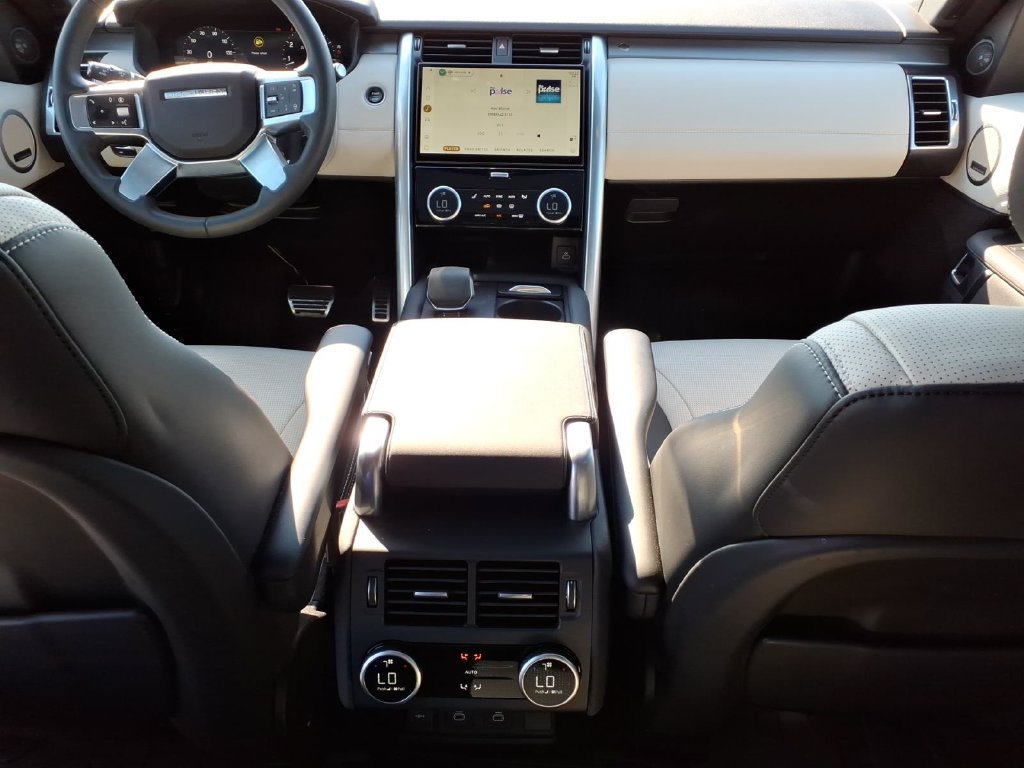 Used 2024 Land Rover Discovery Dynamic SE AWD/4WD image 14