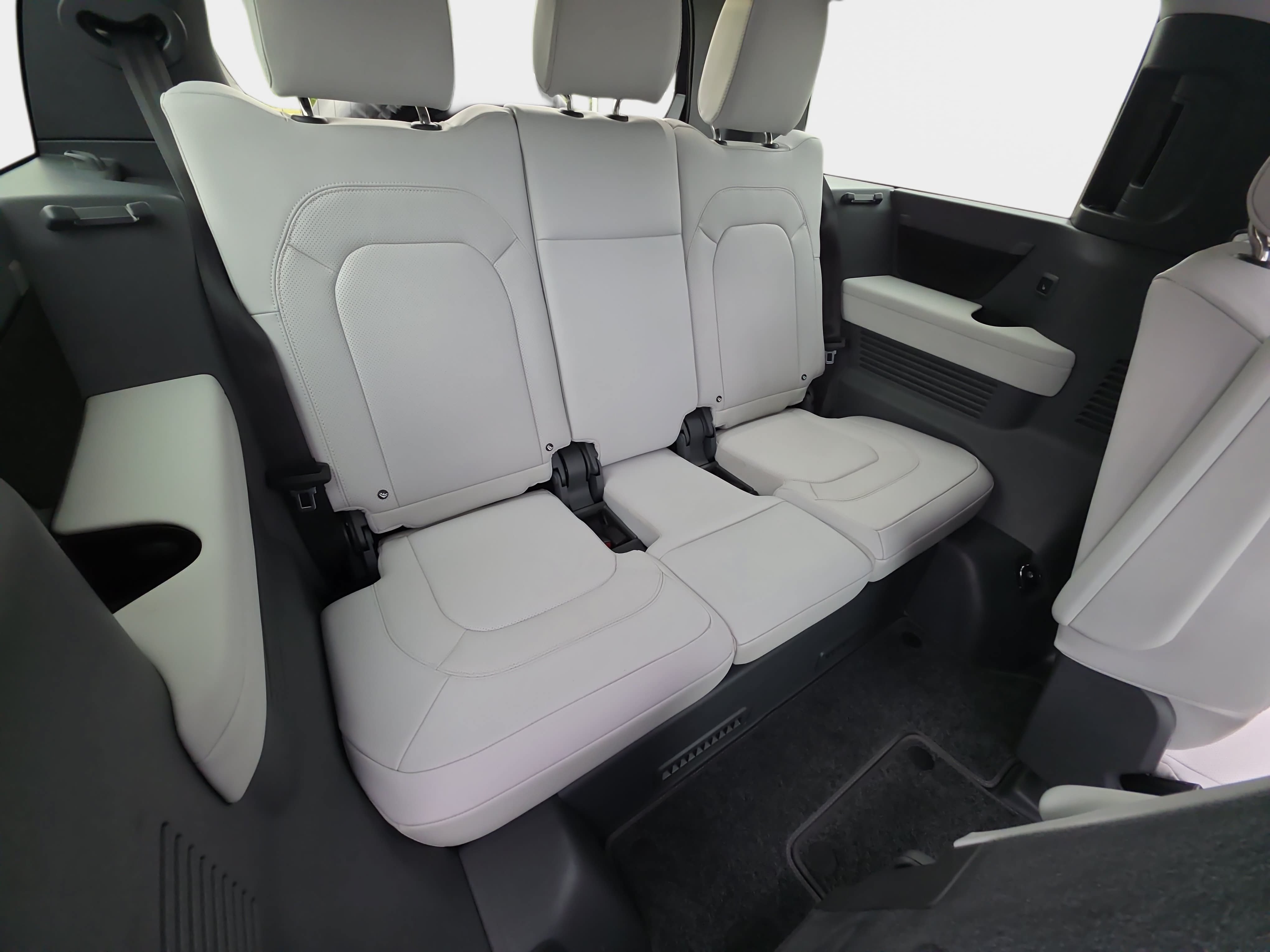 Certified 2025 Land Rover Defender 130 X-Dynamic SE AWD/4WD image 12