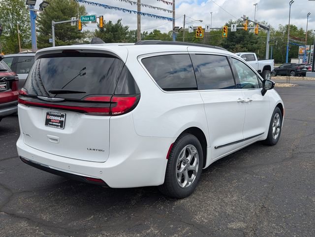Used 2023 Chrysler Pacifica Limited FWD image 7