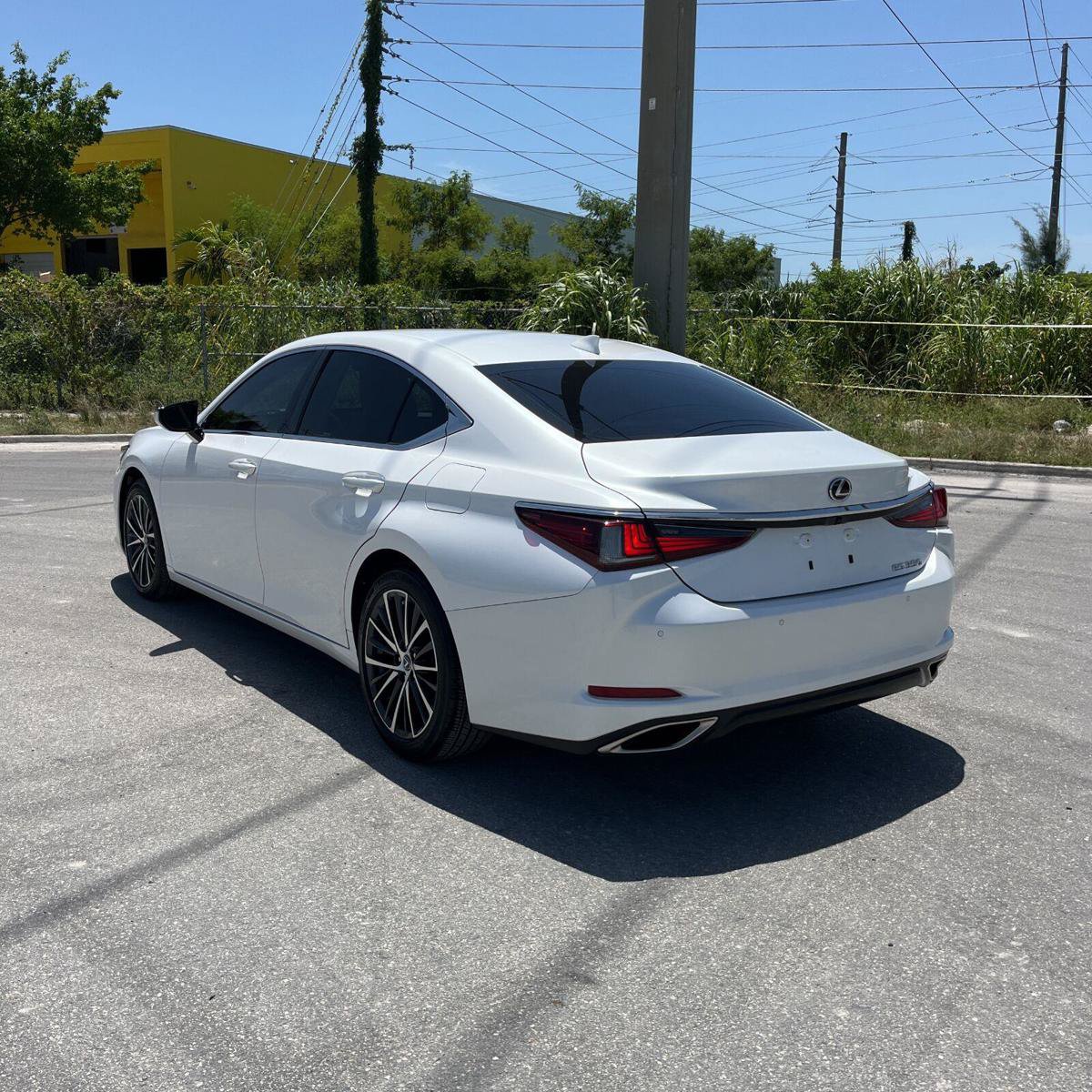 Used 2023 Lexus ES 350 w/ Premium Package FWD image 4