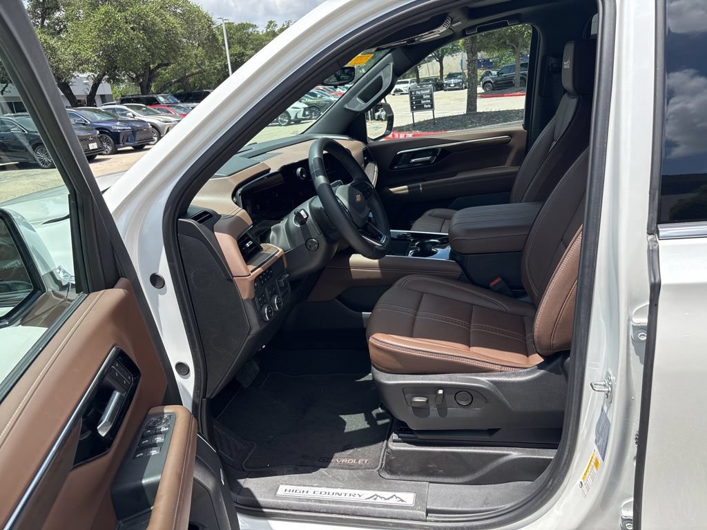 Used 2025 Chevrolet Tahoe High Country AWD/4WD image 19