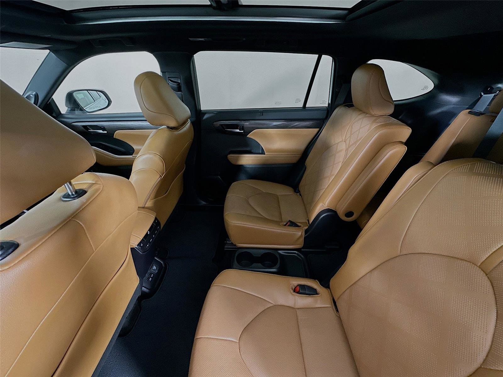 Used 2025 Toyota Highlander Platinum image 11