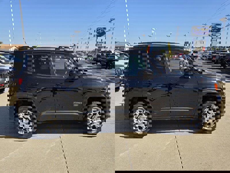 Used 2019 Jeep Renegade Latitude w/ Cold Weather Group image 2