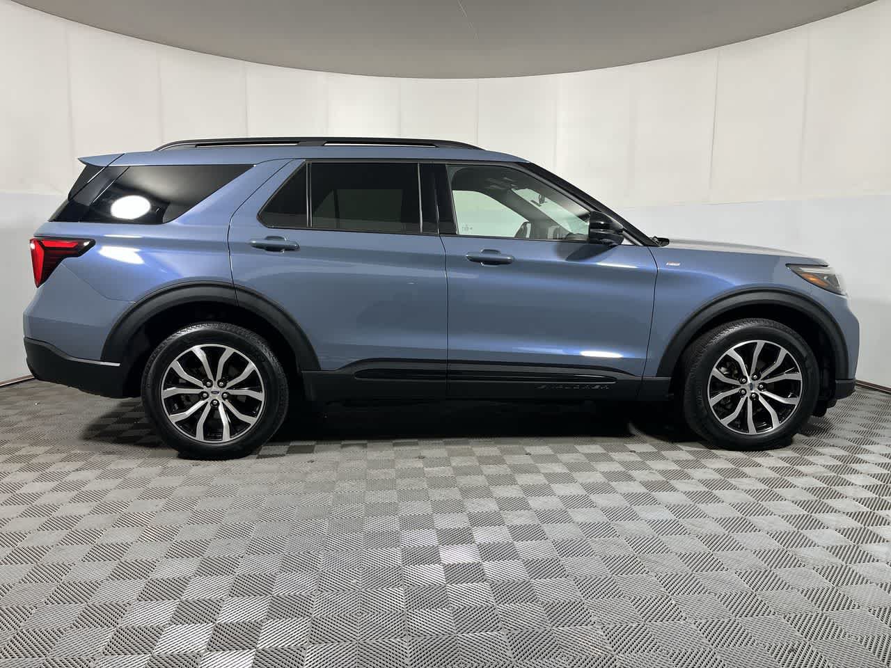 Used 2025 Ford Explorer ST-Line AWD/4WD image 9