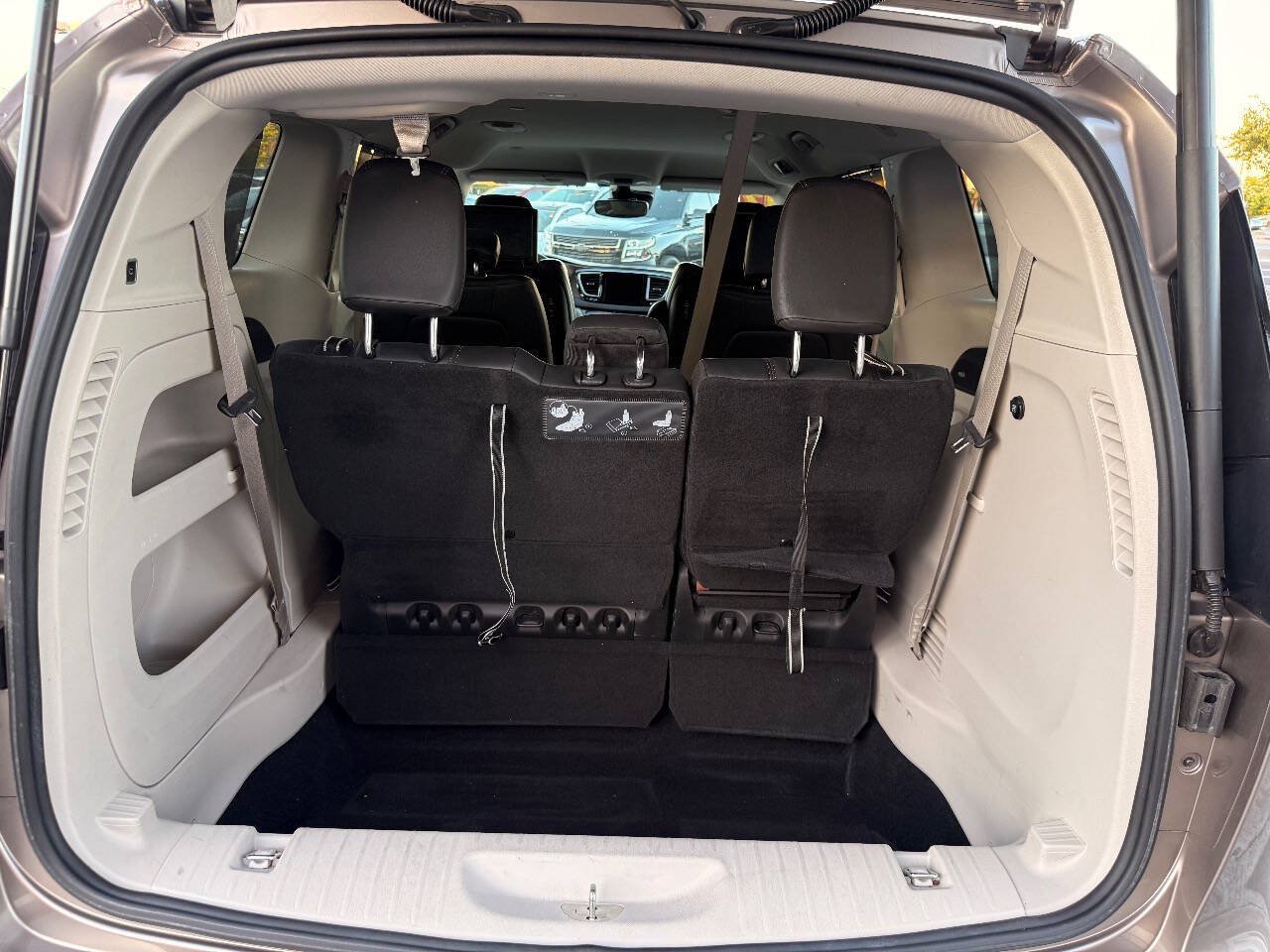 Used 2017 Chrysler Pacifica Touring-L Plus w/ Advanced Safetytec Group FWD image 18