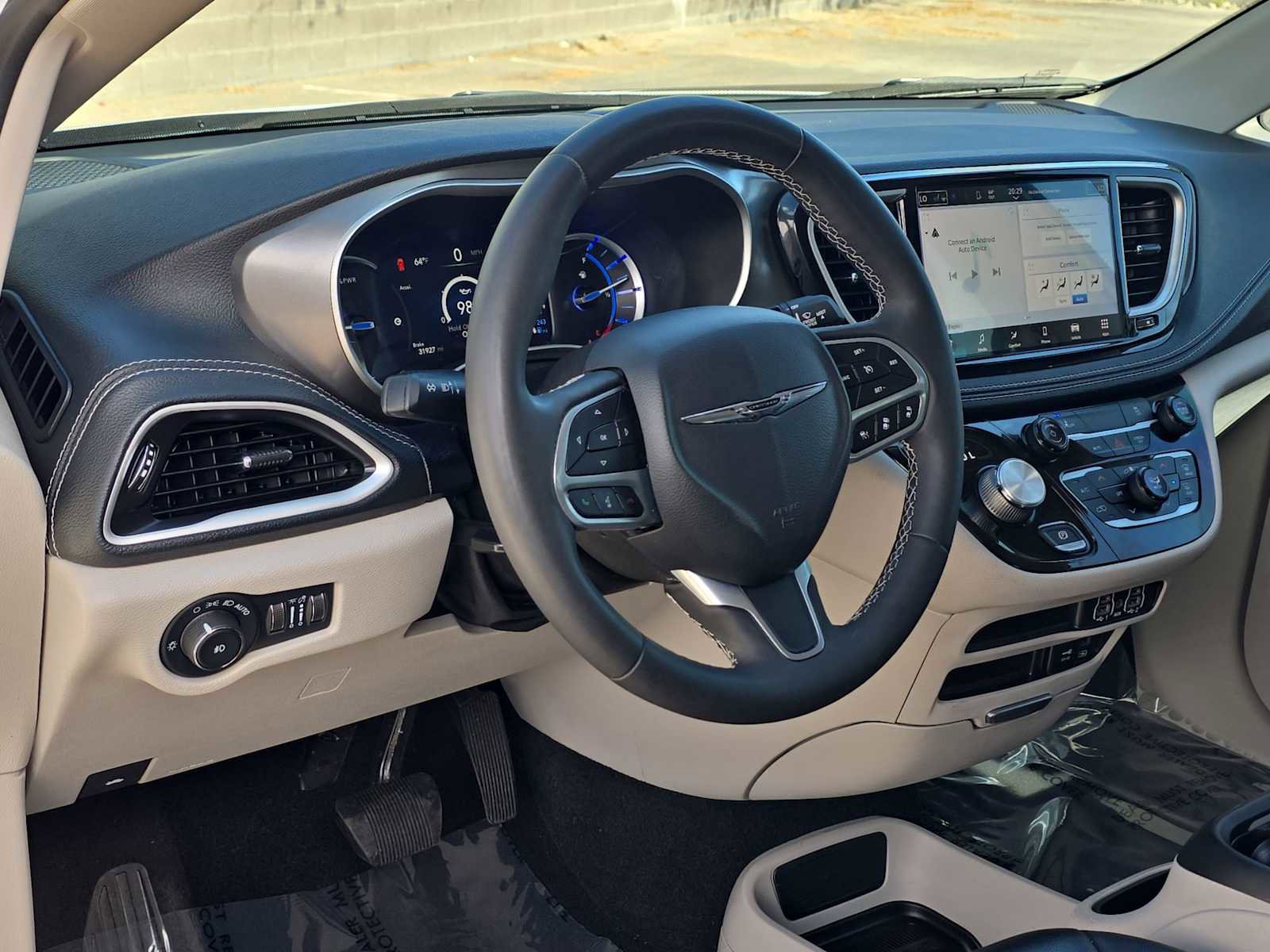 Used 2022 Chrysler Pacifica Touring-L image 2