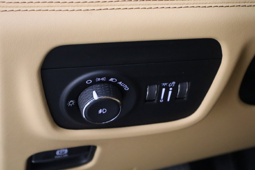 Used 2022 Jeep Grand Cherokee L Summit AWD/4WD image 24