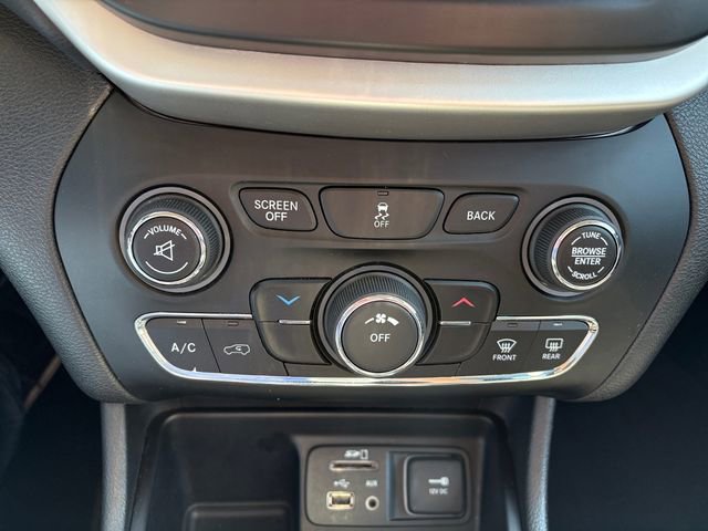 Used 2018 Jeep Cherokee Latitude Plus FWD image 24