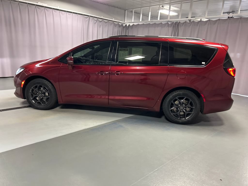 Used 2019 Chrysler Pacifica Limited w/ S Appearance Package FWD image 4