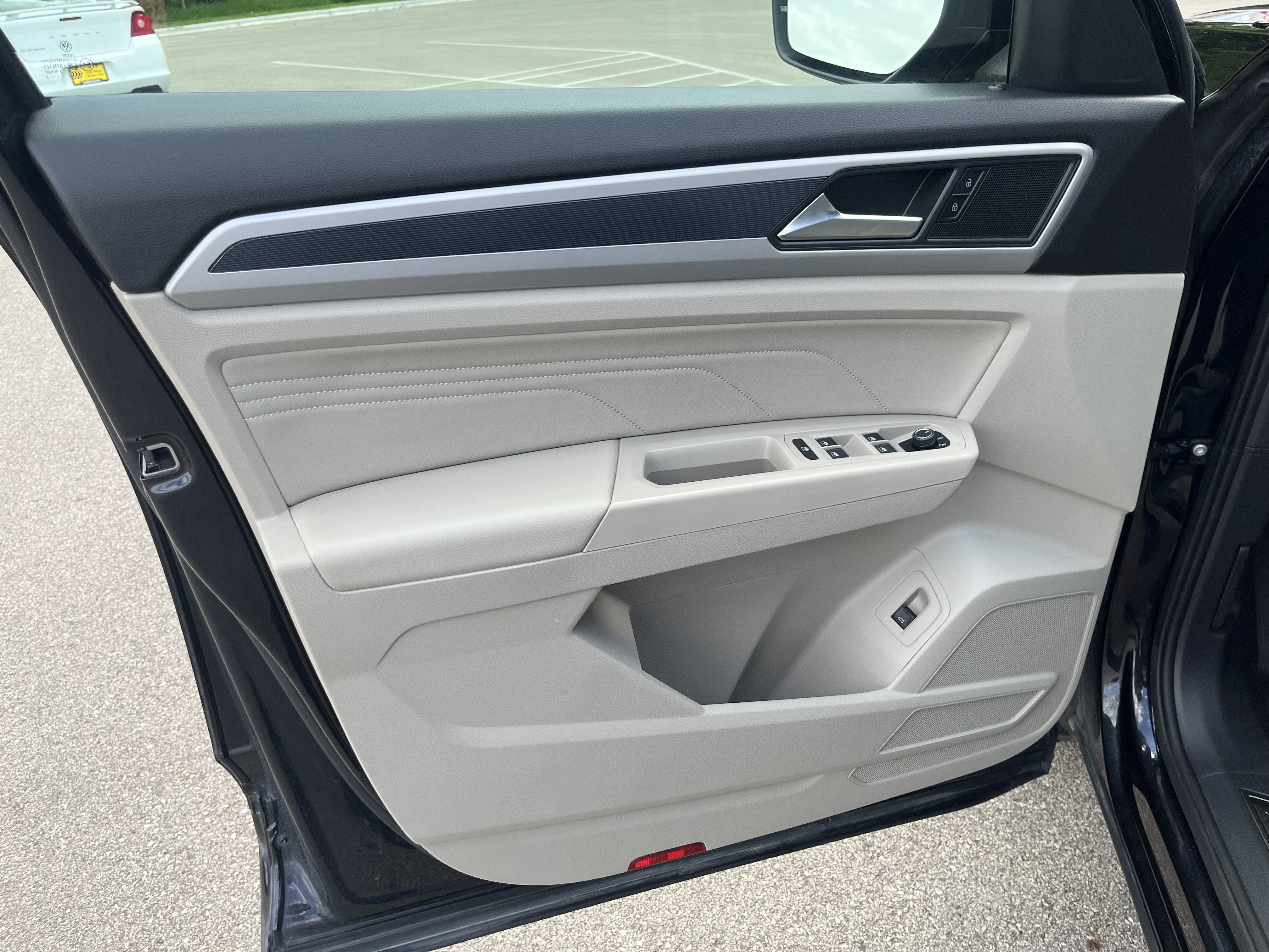 Certified 2023 Volkswagen Atlas SEL R-Line AWD/4WD image 18