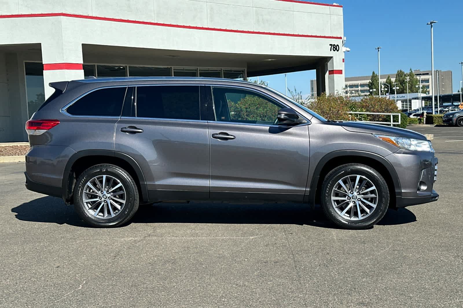 Used 2019 Toyota Highlander XLE AWD/4WD image 6