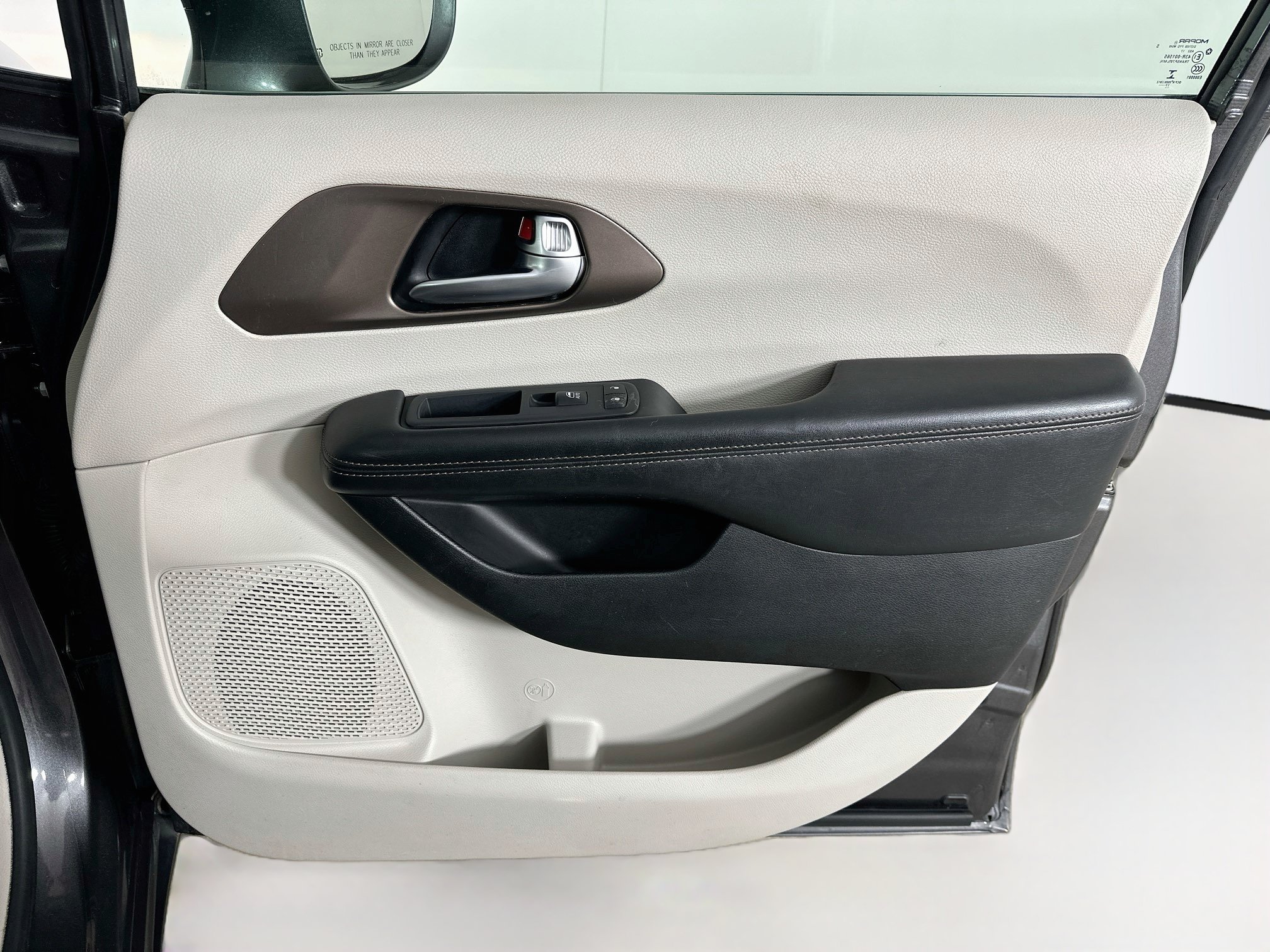 Used 2018 Chrysler Pacifica Touring-L FWD image 33