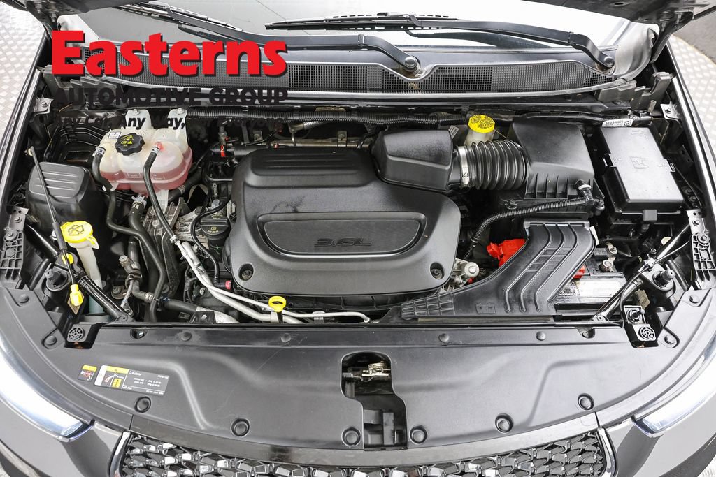Used 2023 Chrysler Pacifica Touring-L FWD image 7