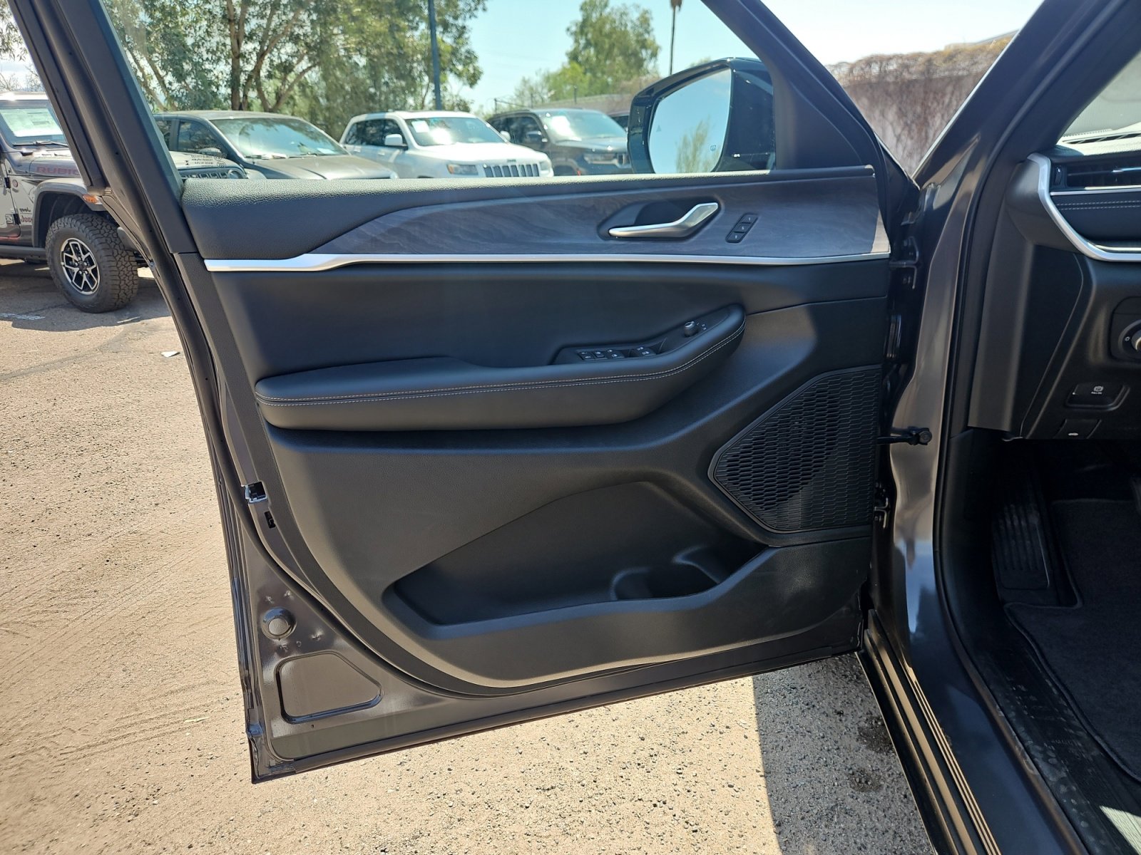 New 2025 Jeep Grand Cherokee Limited w/ Trailer Tow Package image 13