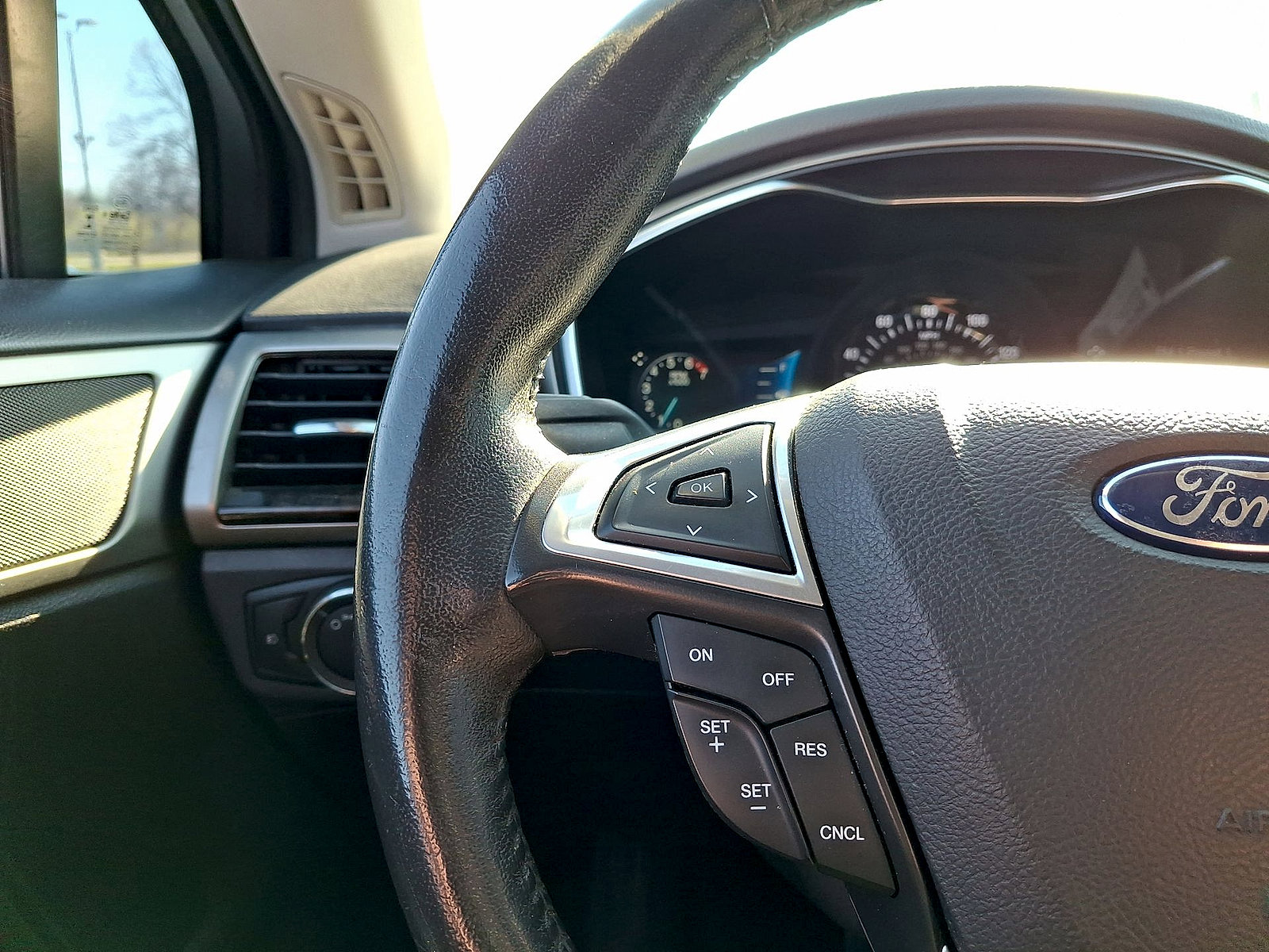 Used 2016 Ford Fusion SE w/ Equipment Group 202A FWD image 17