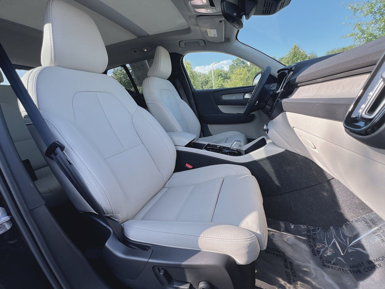 Certified 2024 Volvo XC40 B5 Ultimate w/ Protection Package Premier AWD/4WD image 27