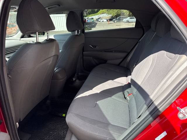 Used 2022 Hyundai Elantra SE FWD image 13