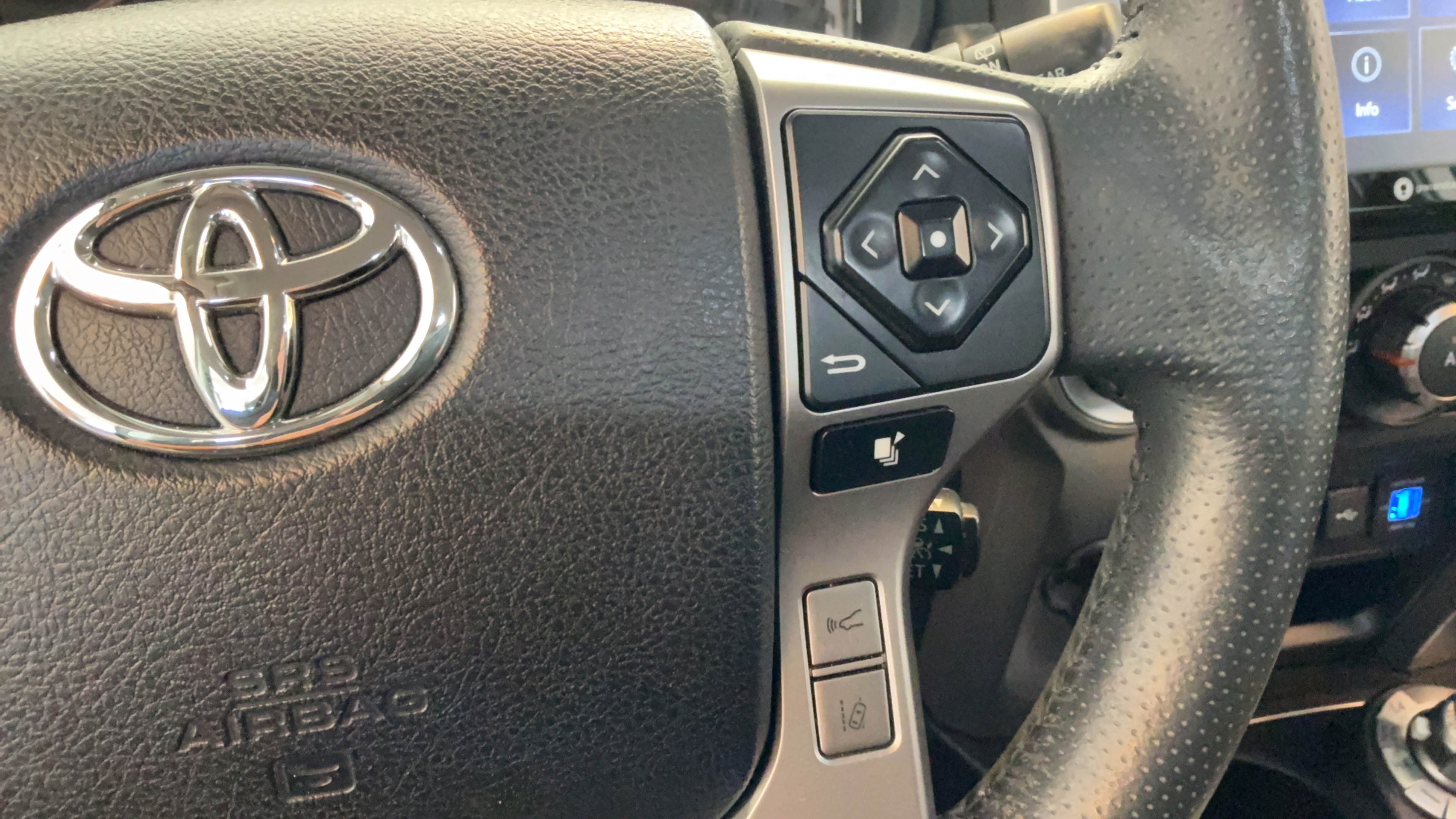 Used 2020 Toyota 4Runner SR5 AWD/4WD image 19