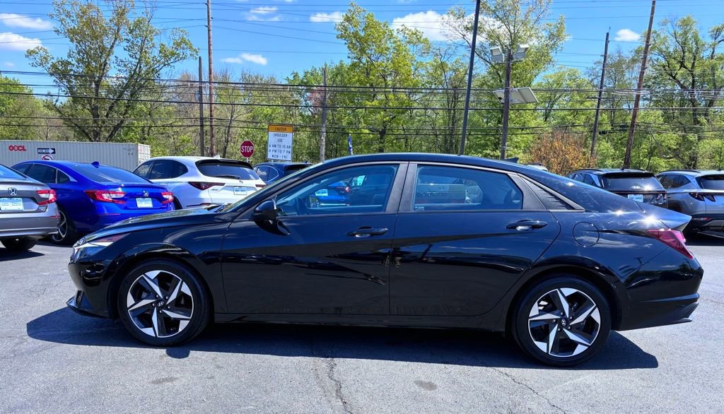 Used 2023 Hyundai Elantra SEL w/ Convenience Package FWD image 4